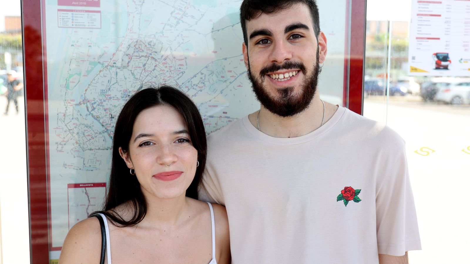 Cristina Revuelta y Manuel Ibáñez, usuarios de Tussam este jueves.