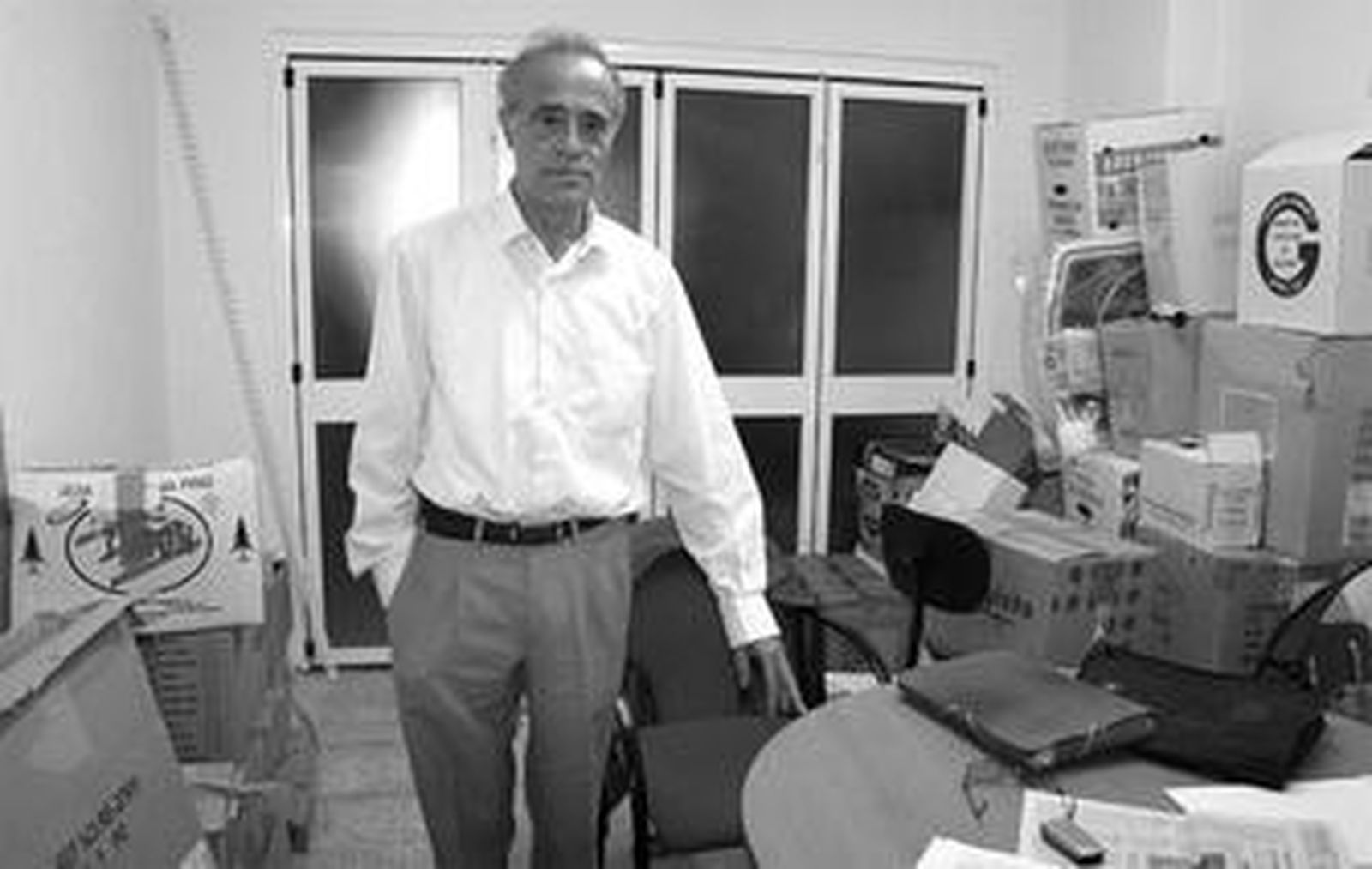 José María Gutiérrez, en un despacho que un amigo le ha prestado para guardar los objetos de su librería.