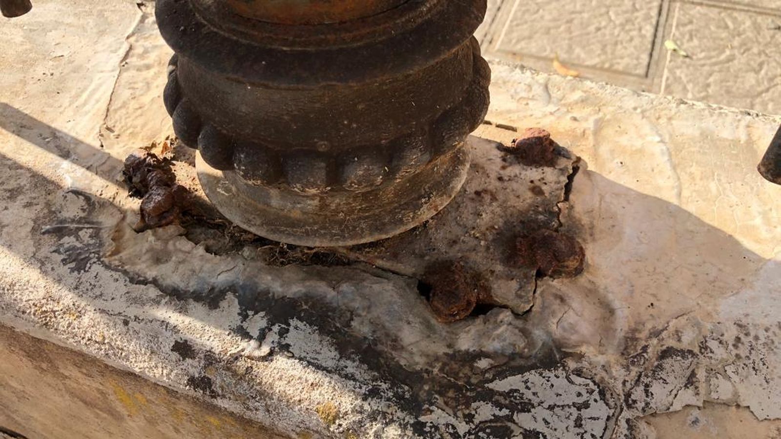 Mal estado de la valla perimetral del Parque de la Rosaleda.