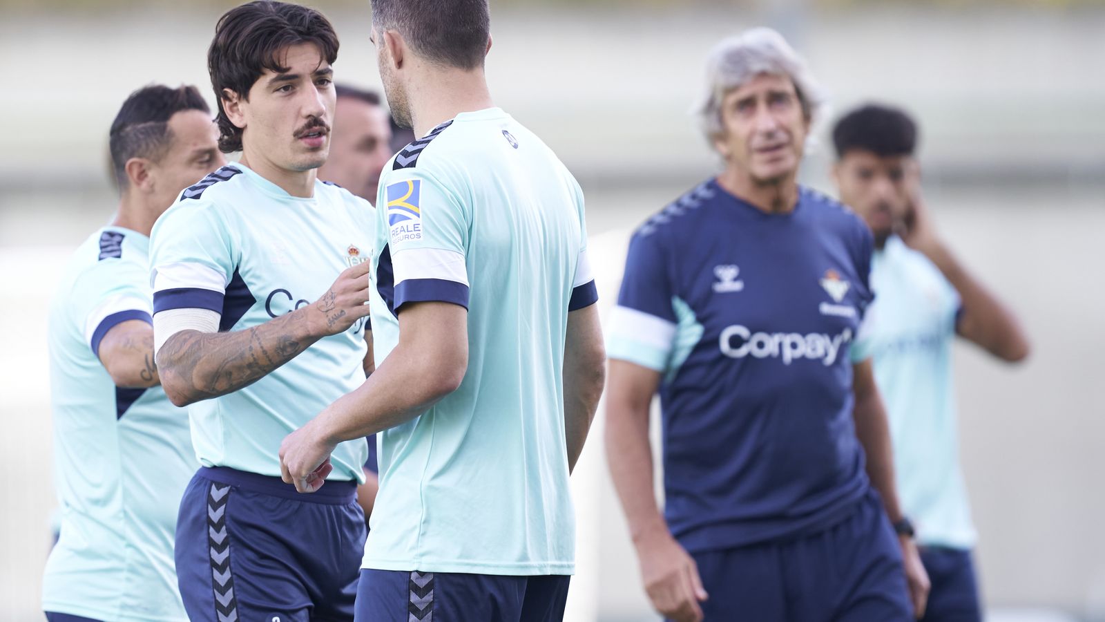 Bellerín saluda a Sokratis en un entrenamiento reciente.