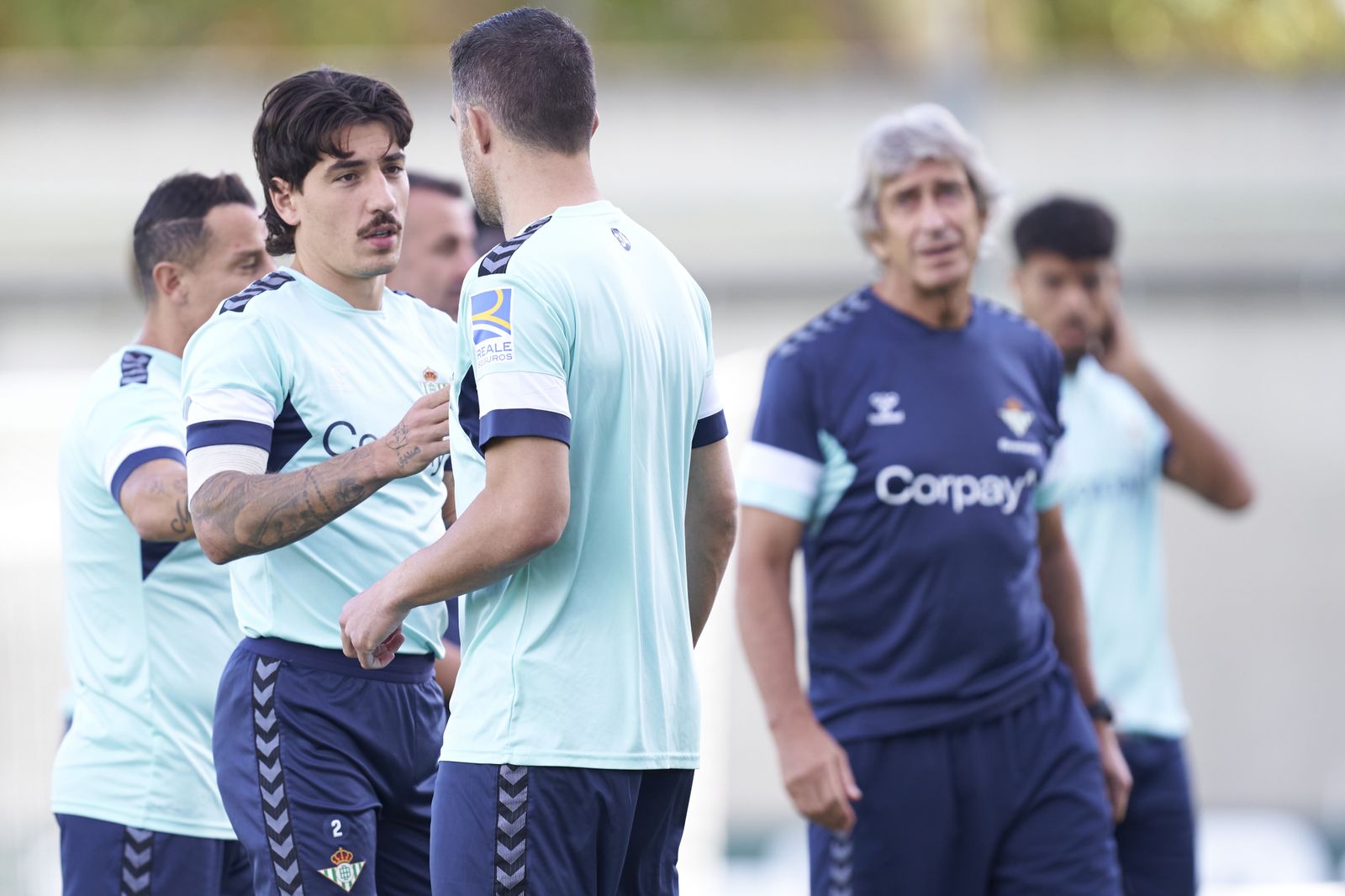 Bellerín saluda a Sokratis en un entrenamiento reciente.