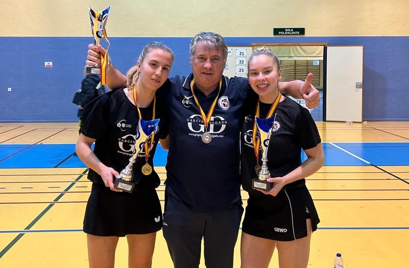 Mercedes Fernández y Abril González, junto al presidente del CTM Jerez Sebastián Guerrero.