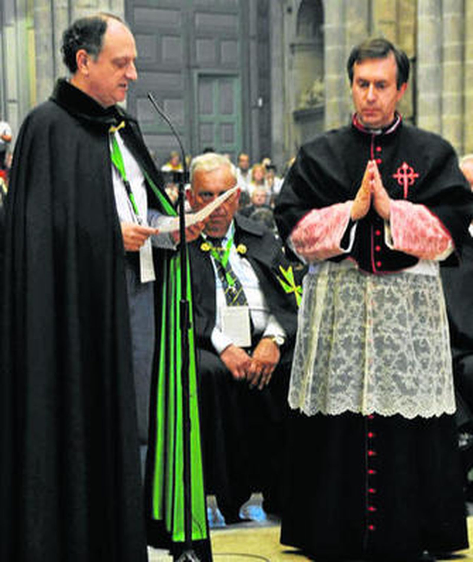 Carlos Gereda de Borbón, leyendo la ofrenda al Apóstol en una peregrinación a Santiago.