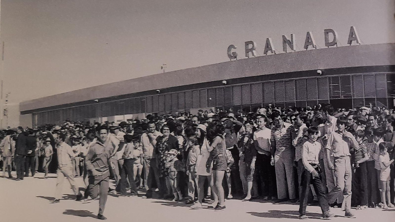 Público asistente a la inauguración del aeropuerto