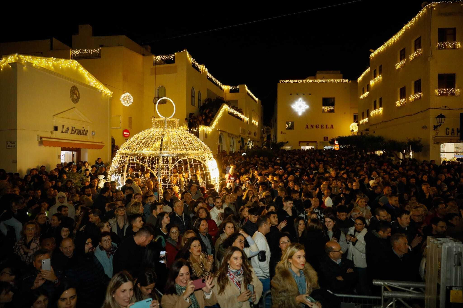 Las mejores imágenes de la iluminación navideña de Mojácar con las luces de Ferrero Rocher
