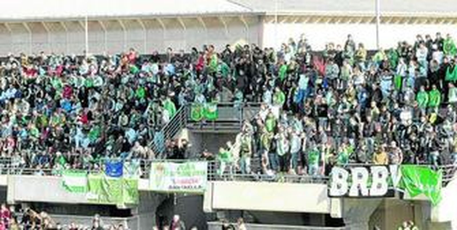 Los aficionados del Córdoba, durante el partido disputado en Los Cármenes.