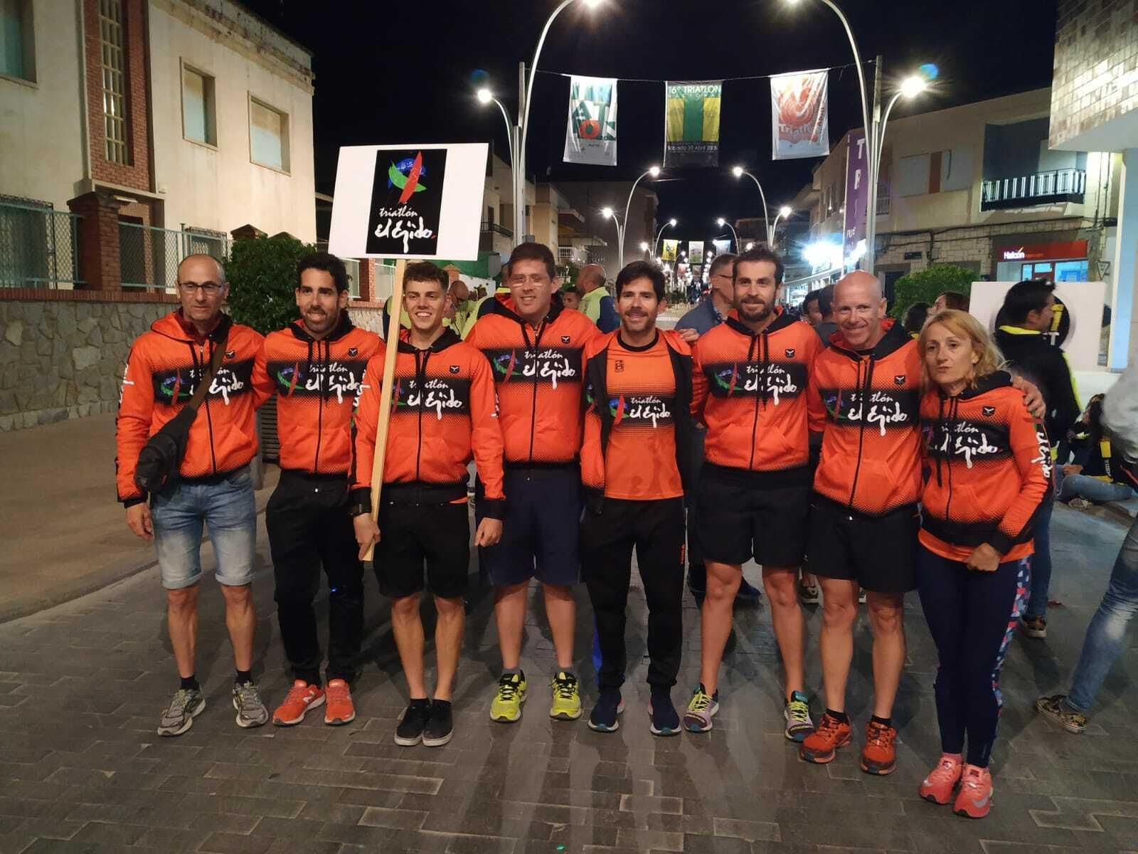 Foto de grupo de miembros del CD Triatlón El Ejido