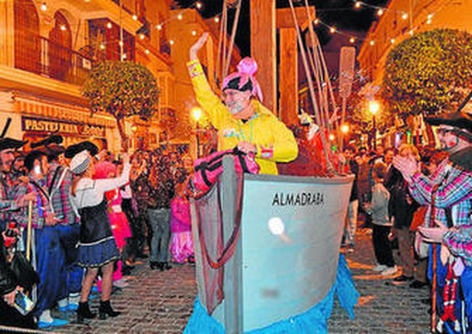 Paco Vegara, a su llegada al pregón a bordo del 'Almadraba'.