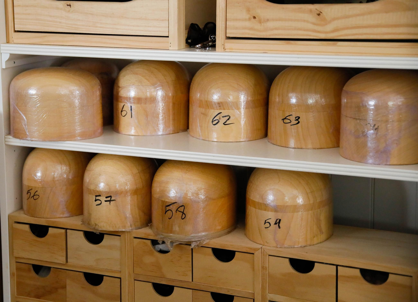 Imágenes del proceso creativo en sombreros de Alejandro Mateo