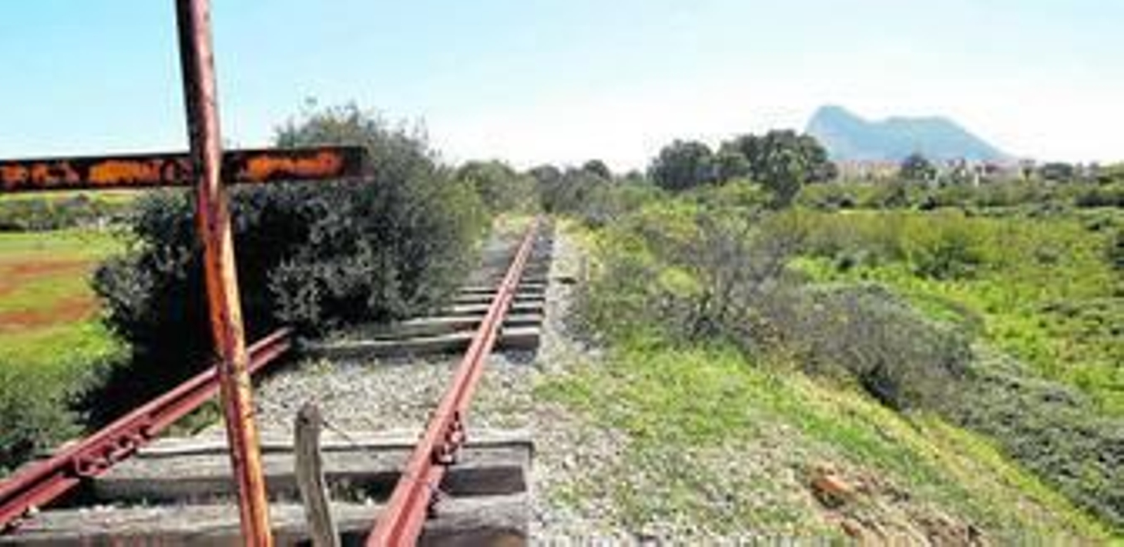 Imagen de las vías que fueron construidas en los años 70 y por las que nunca pasó un tren.