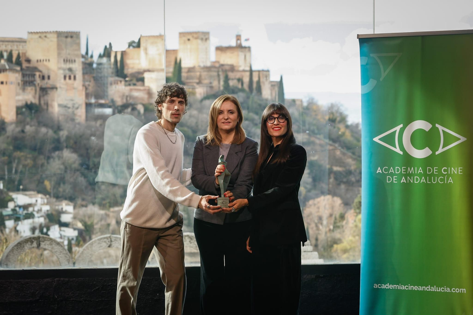 Marta Velasco junto a Rocío Mesa y Cristalino