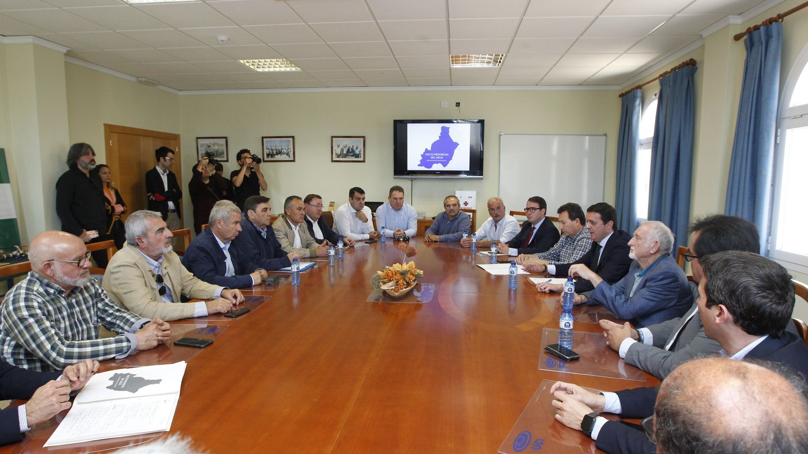 Reunión del presidente de Diputación con la Mesa del Agua en las instalaciones de la CUCN.