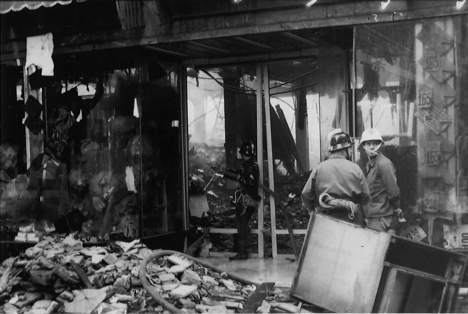 Un bombero y un policía, en la puerta de Vilima horas después del incendio.