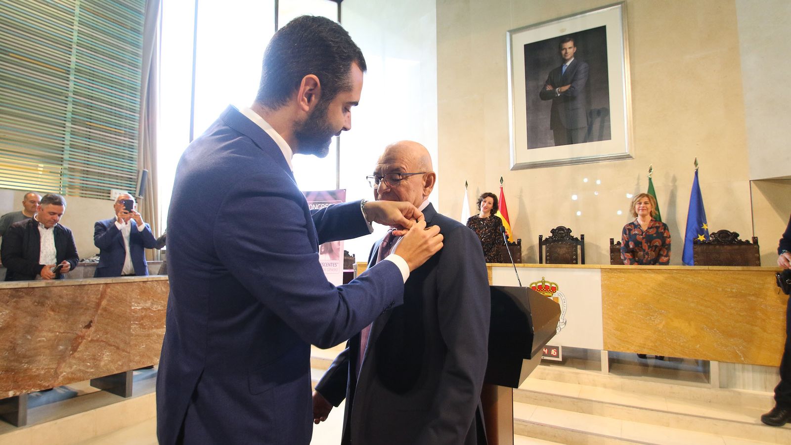 Antonio Galindo recibe el Escudo de Oro de manos del alcalde de Almería.
