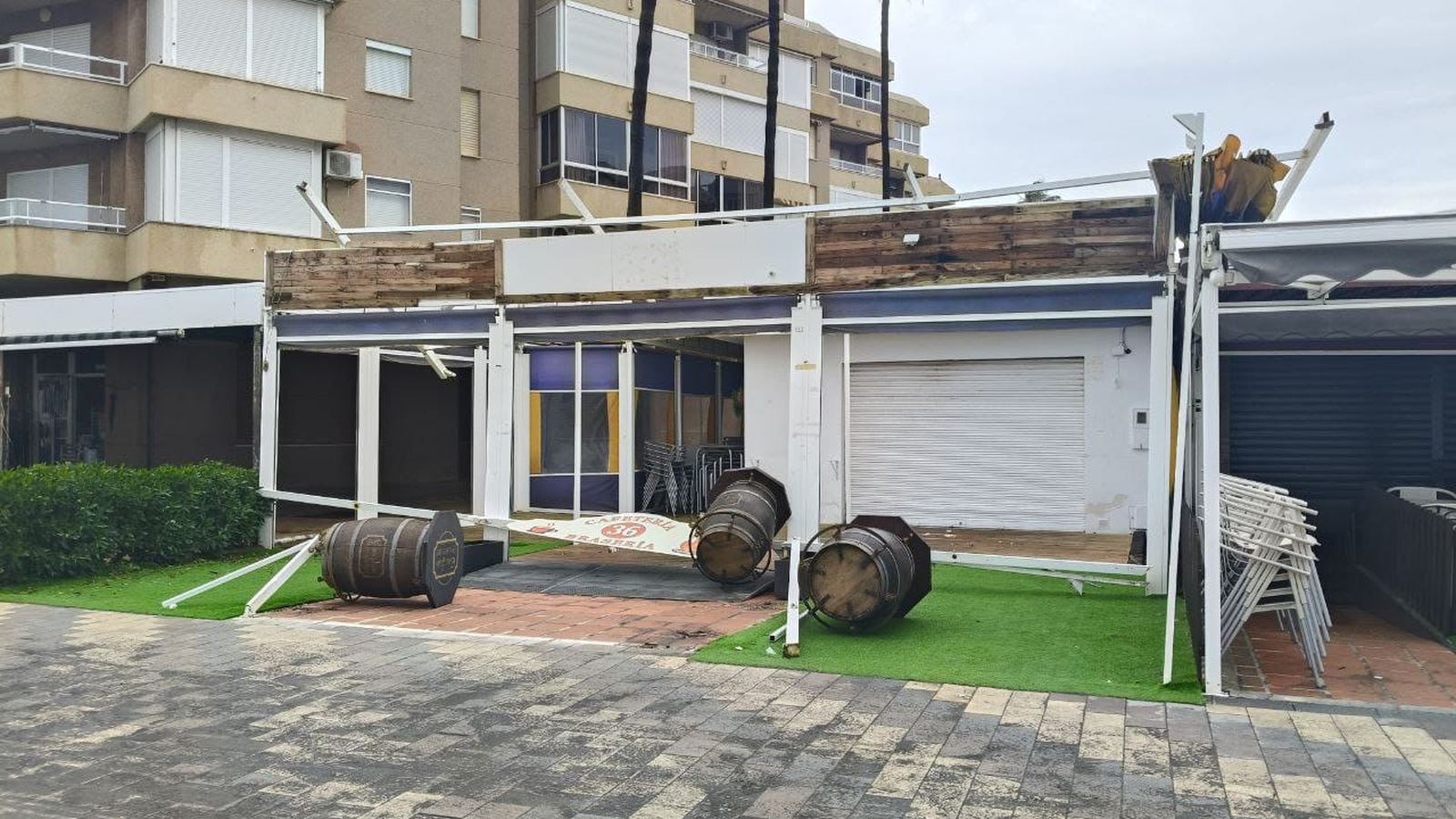 Local afectado en el paseo marítimo de Ferrara, en Torrox Costa