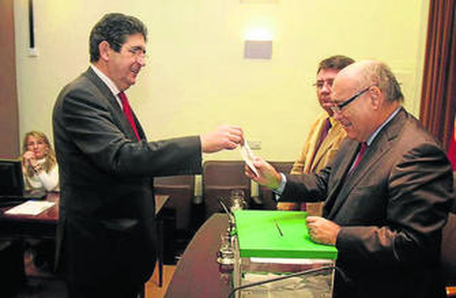 José Joaquín Gallardo, ayer en el momento de emitir su voto.