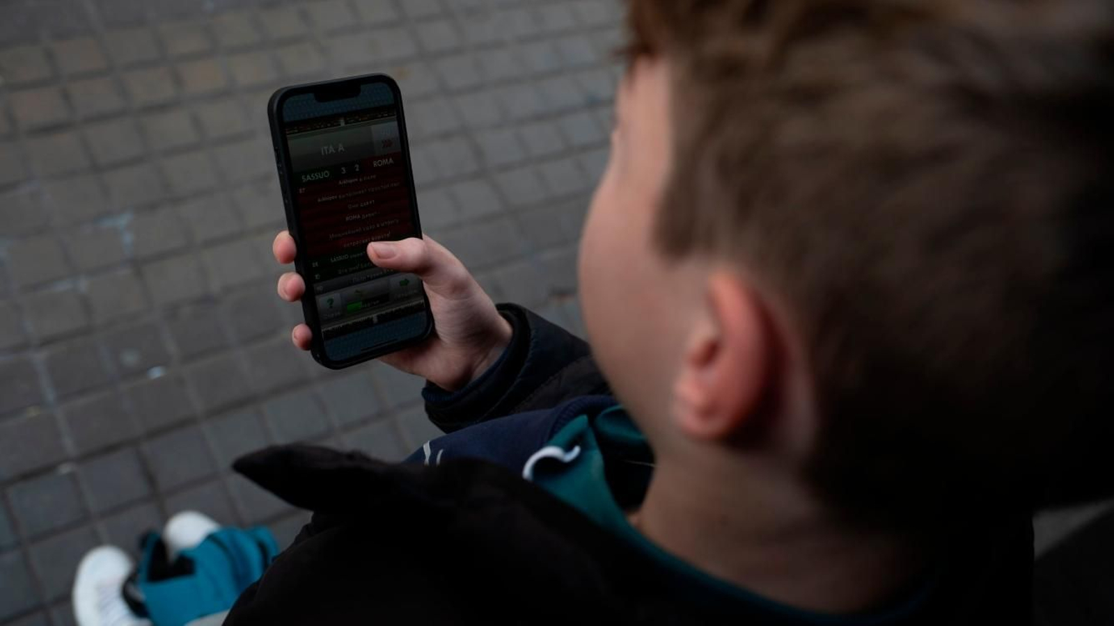 El uso prolongado y desmedido de los móviles provoca esta patología cervical.