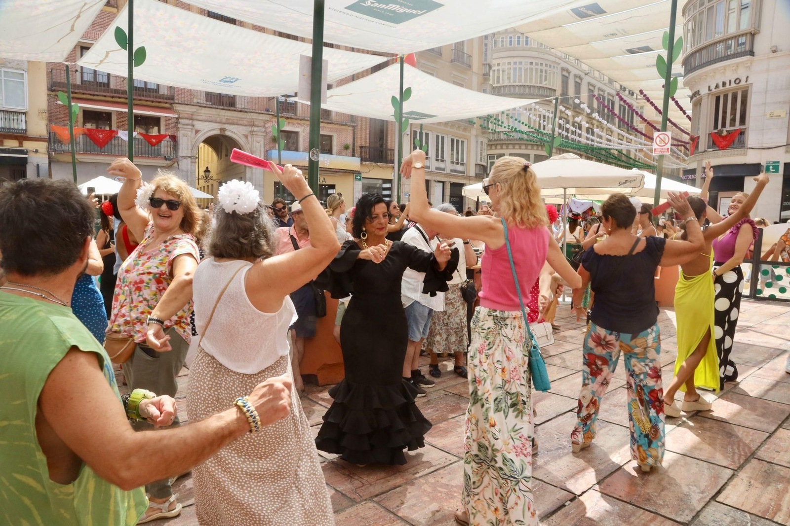 Mujeres bailan en la Feria del Centro