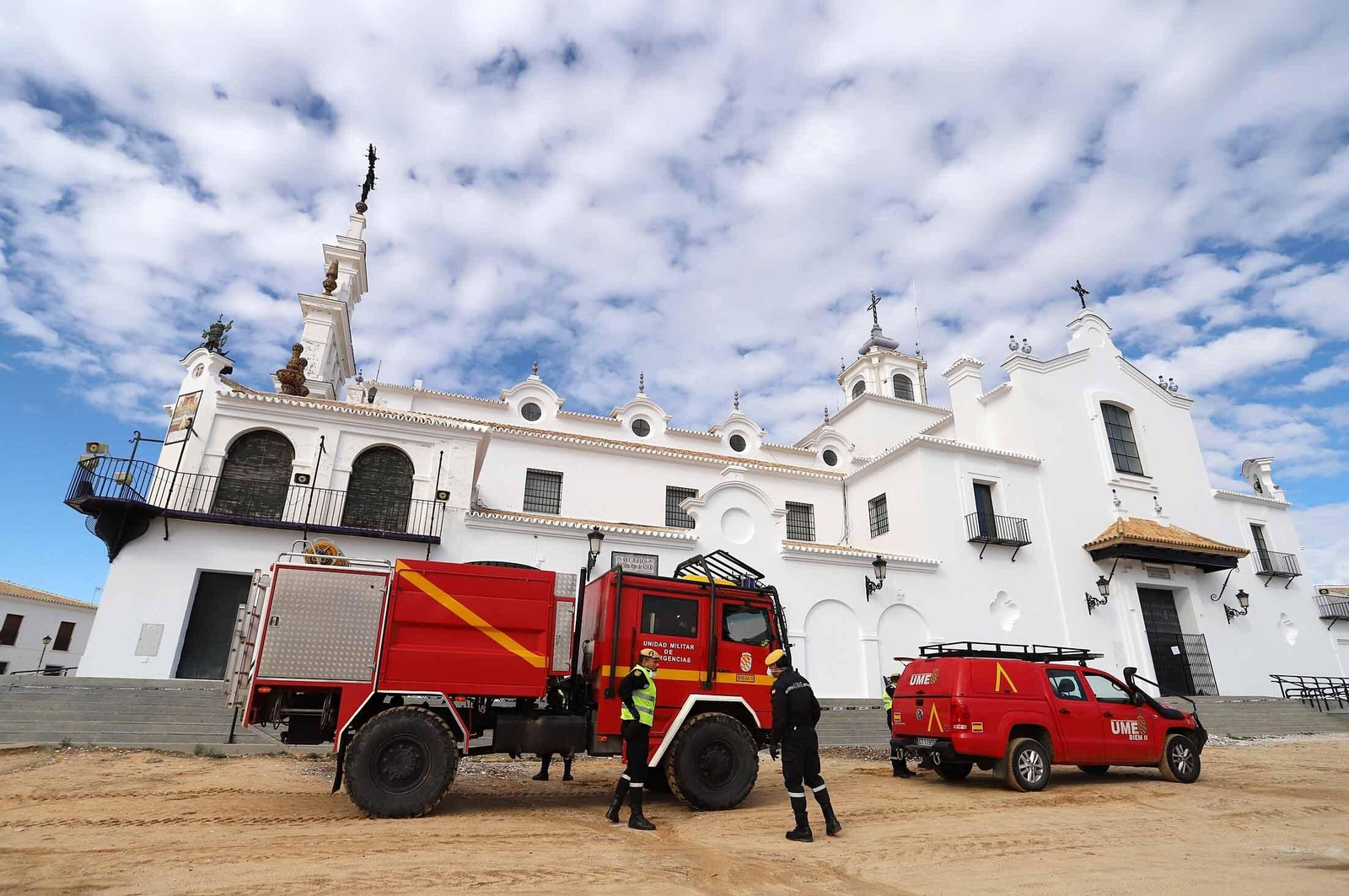 Imágenes de la presencia de la UME en el Rocío para el confinamiento