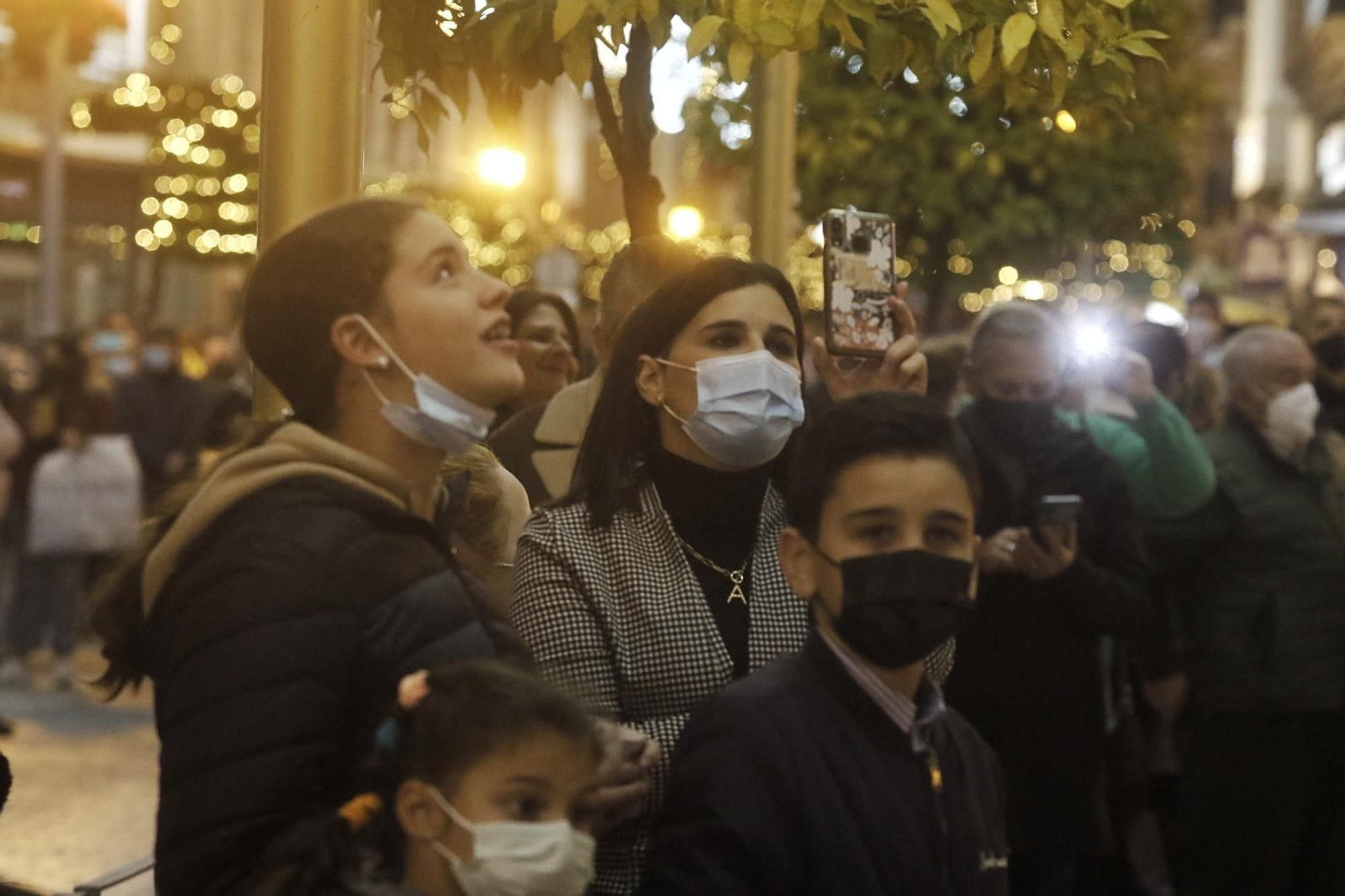 El encendido del espectacular alumbrado navideño de Puente Genil, en fotografías