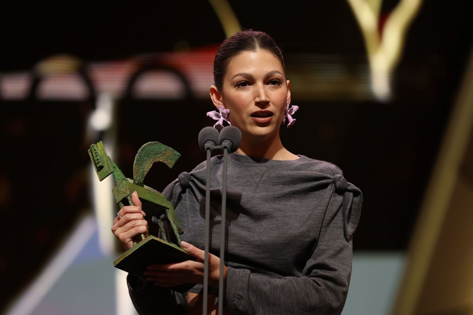 La actriz Úrsula Corberó con su premio Ondas por la serie 'El cuerpo en llamas'