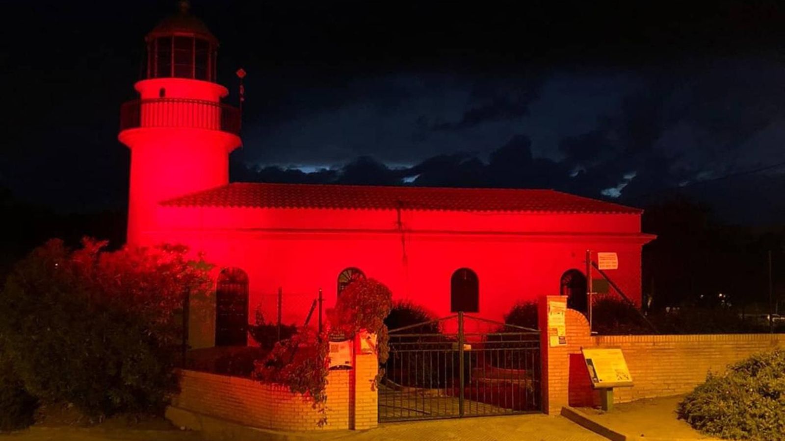 El conocido como 'Faro Viejo' también se tiñó de rojo
