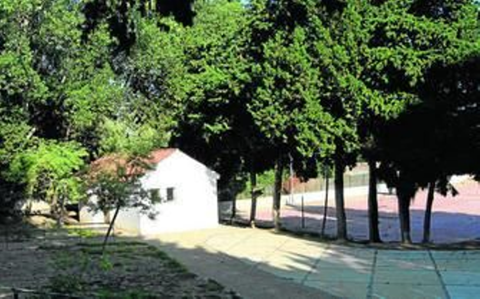 Las antiguas casas de los maestros, reformadas para las instalaciones de la Tenencia de Alcaldía de Guadiaro.