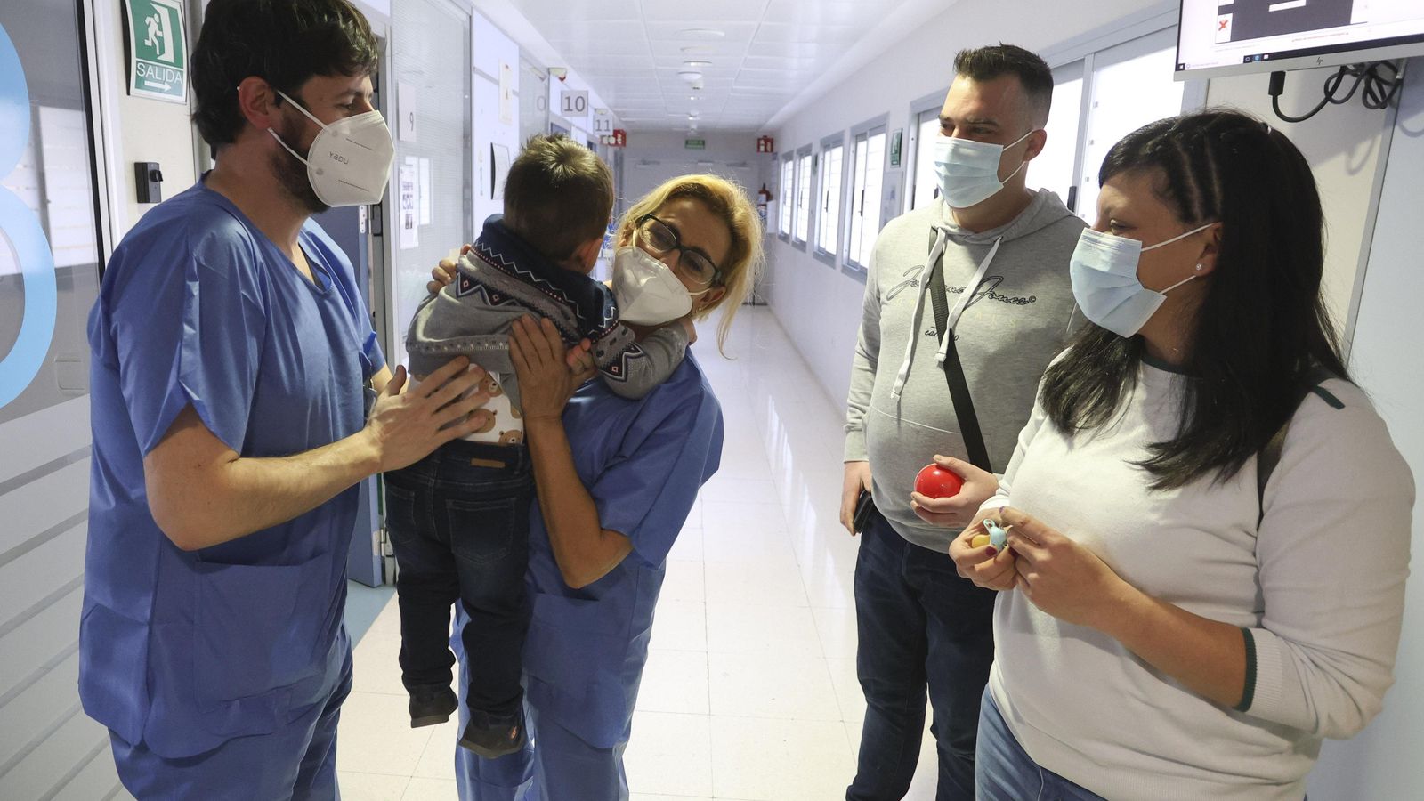 Francisco Vera, Pablo, Mariluz Recio, Rubén García y Cristina Dúcar, este jueves en el Materno.