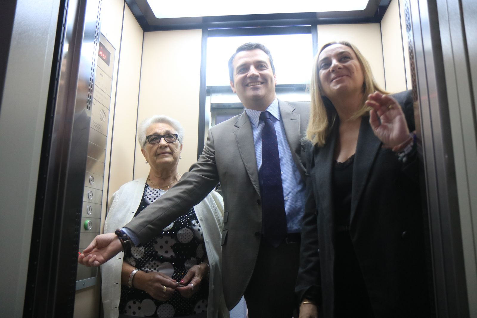 José María Bellido y Marifrán Carazo, junto a una vecina, en uno de los ascensores instalados en el Santuario.