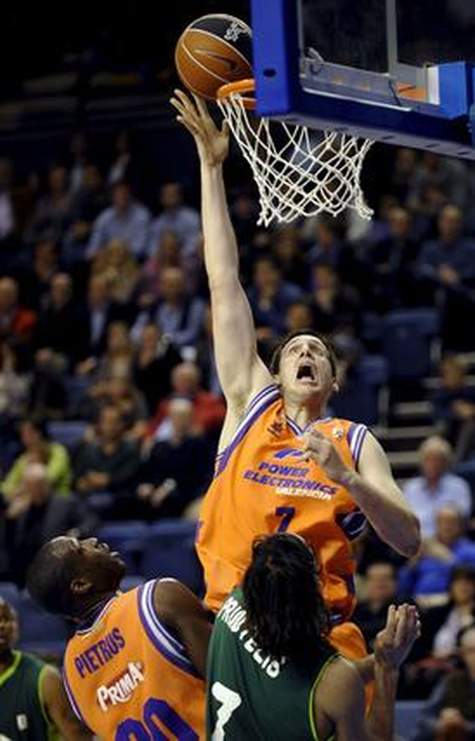 El Unicaja cae ante el Valencia lastrado por una mala primera parte. / EFE