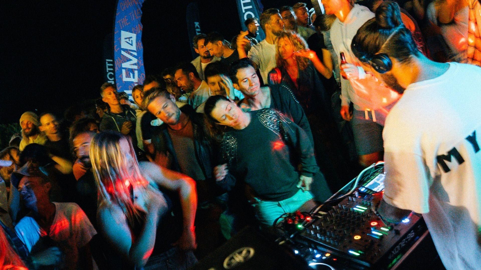 Público durante un concierto en un chiringuito de Tarifa, en el Parque Natural del Estrecho.