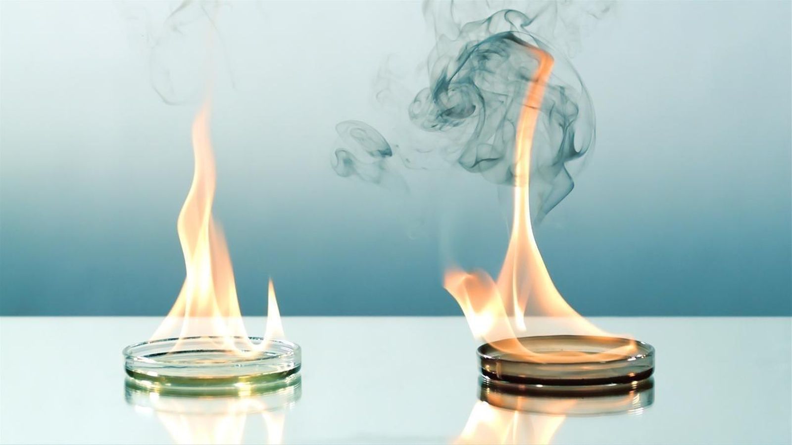 Neste, que es el mayor fabricante de biodiésel, ofrece esta imagen en la que se compara cómo se quema su combustible, a la izquierda, frente al destilado del petróleo.