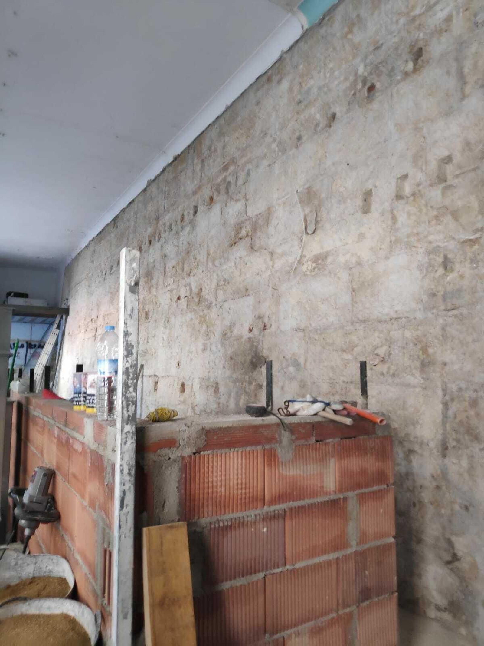 Barra del bar construida frente a la muralla