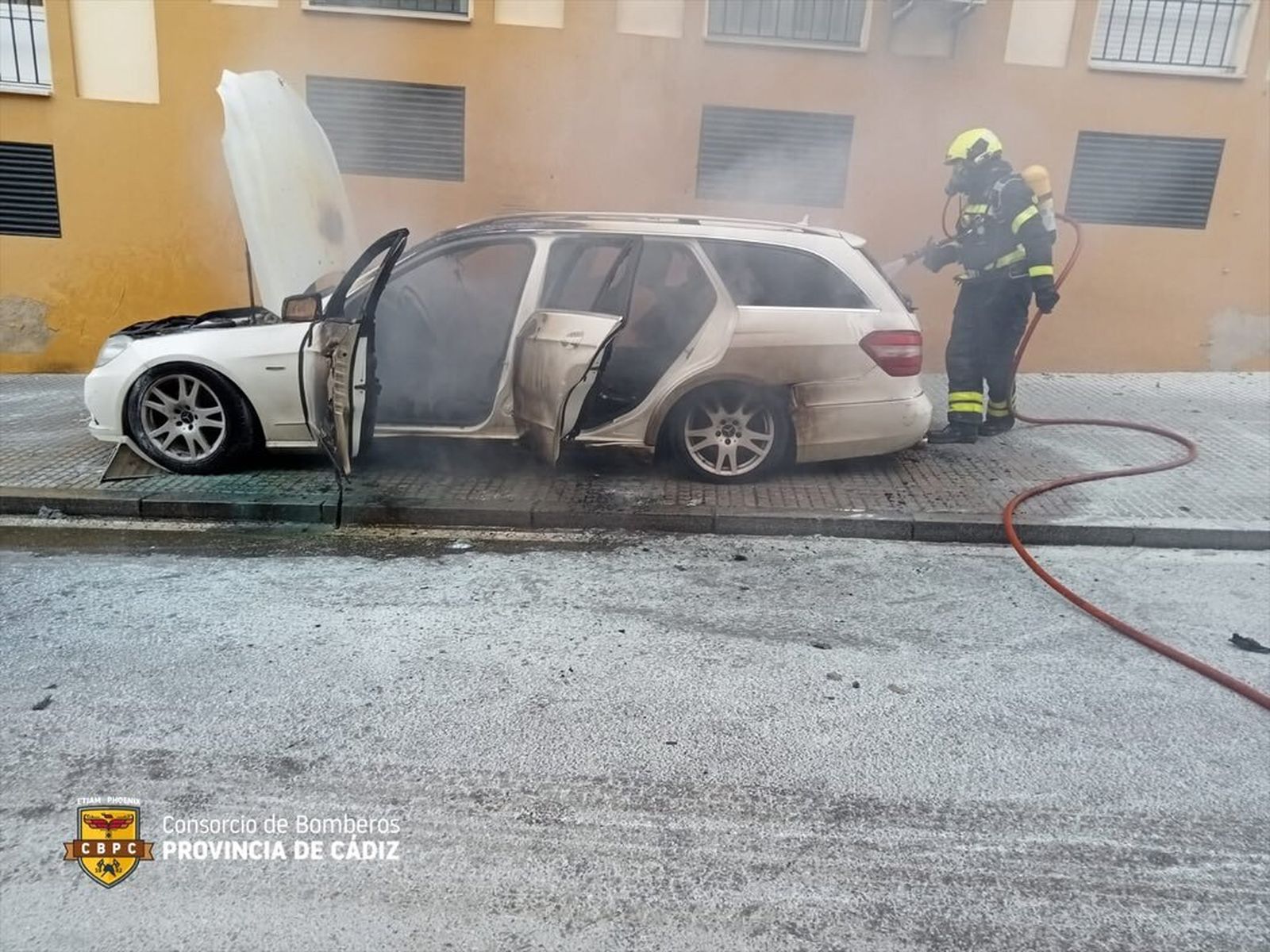 Los bomberos extinguen el incendio del coche en Sanlúcar.
