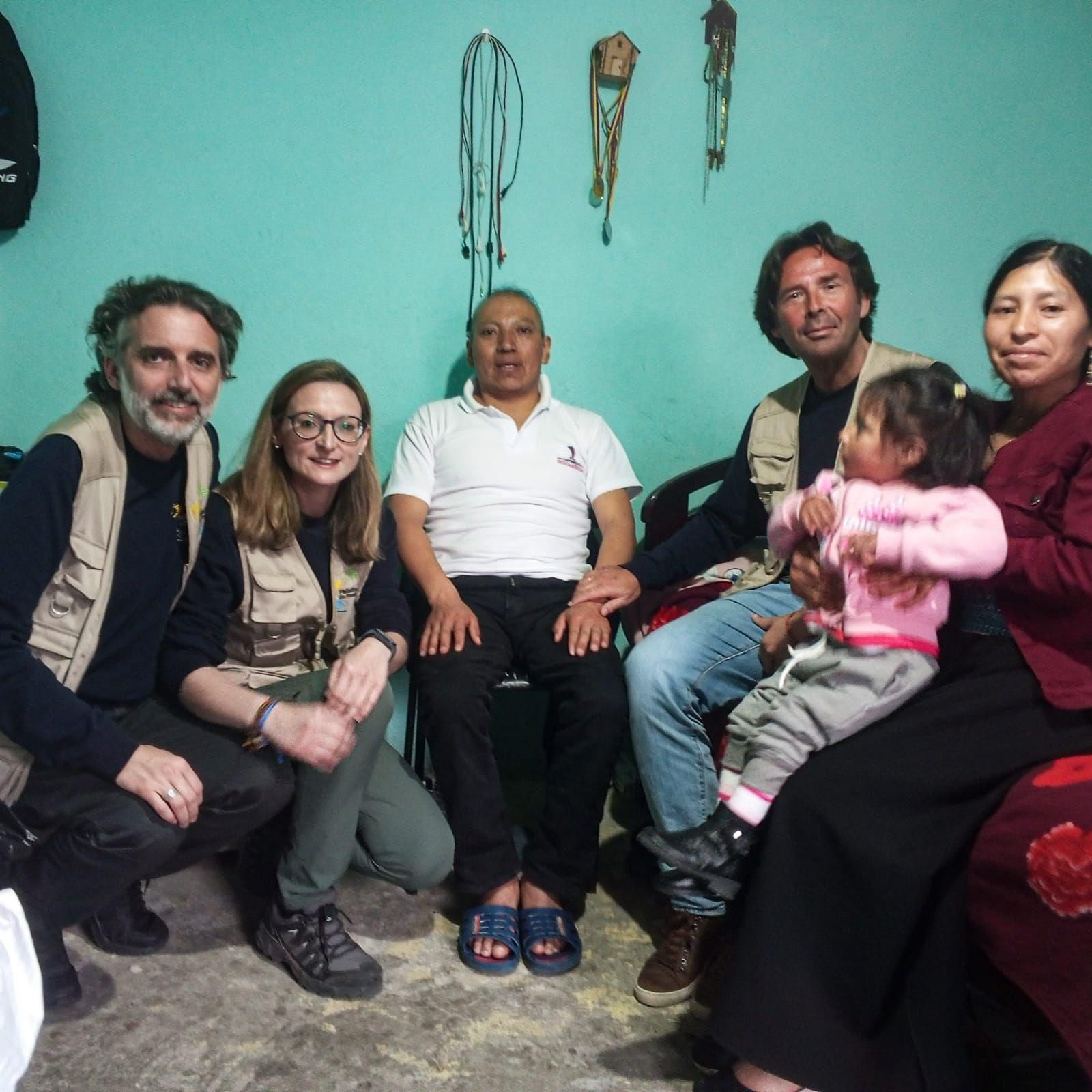 Con Ángel y su familia en su casa, un paciente con un tumor cerebral. Con Ángel y su familia en su casa, un paciente con un tumor cerebral.