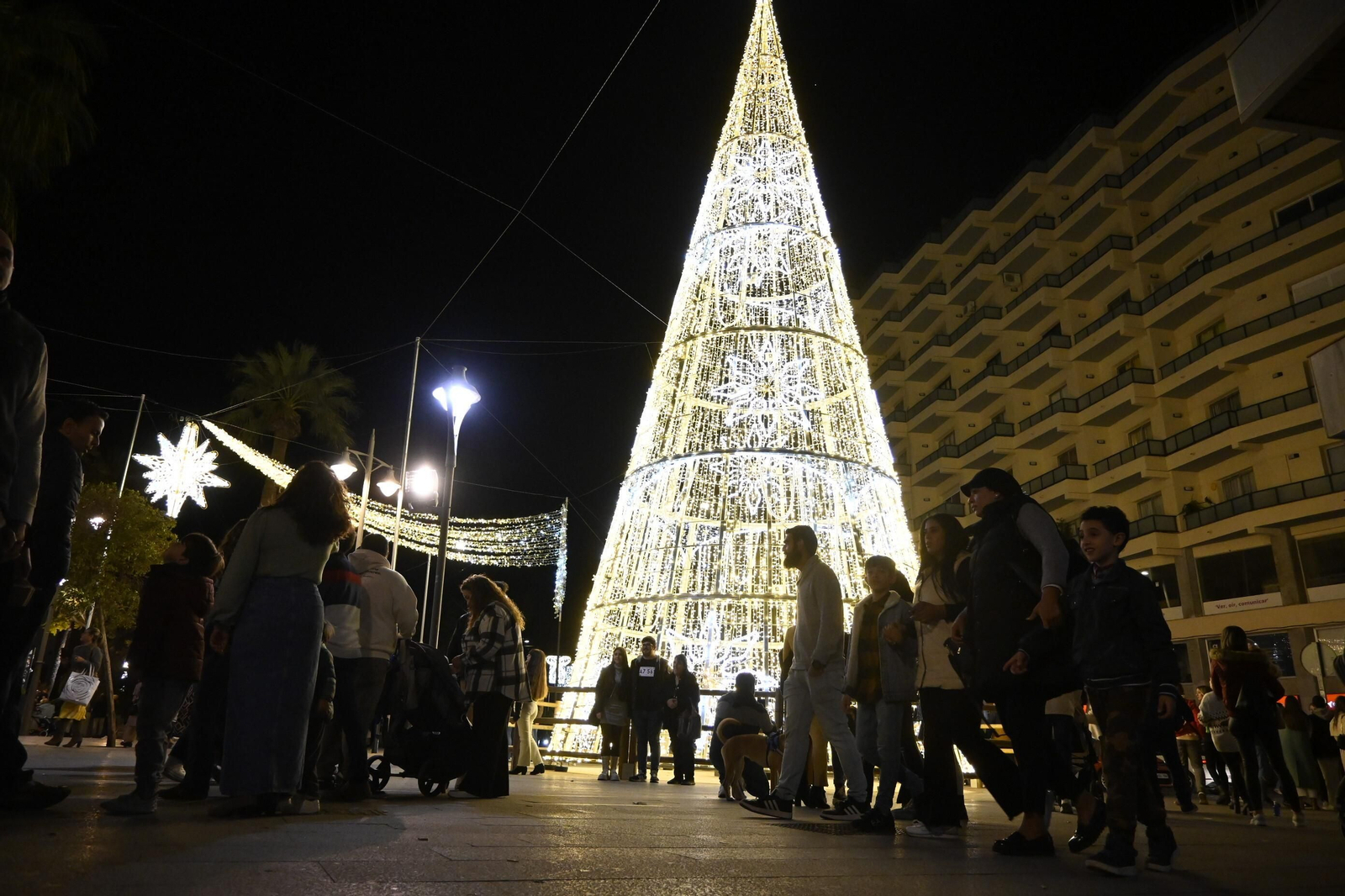 Imágenes del alumbrado navideño en las calles de Huelva