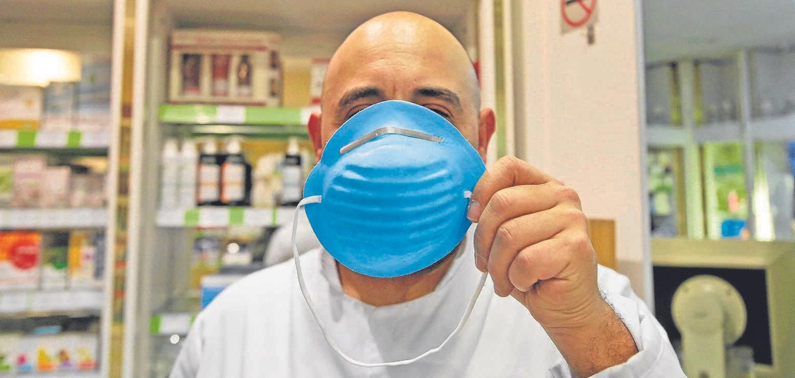 Uno de los empleados de la farmacia Matute de San Juan de Dios