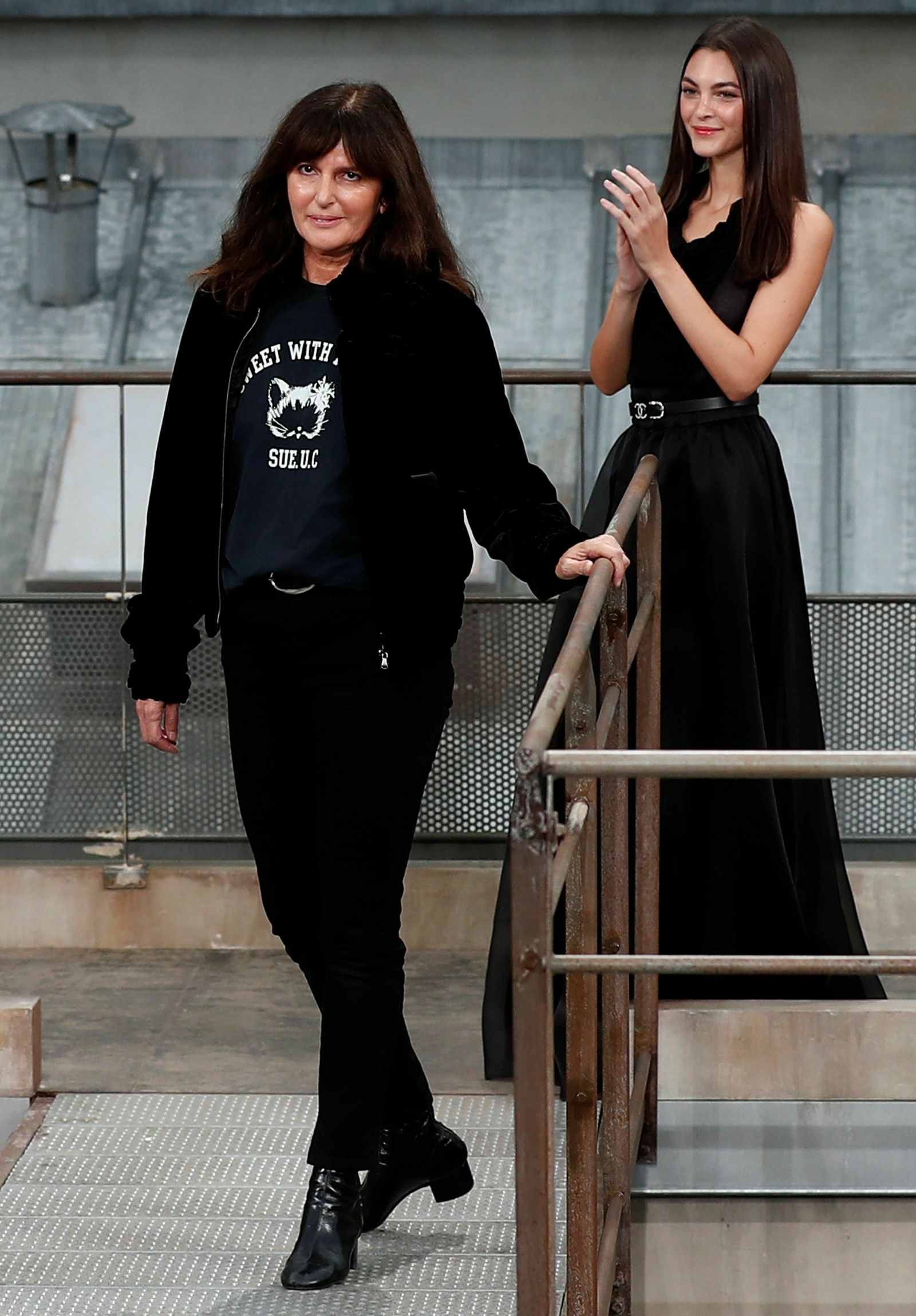 Virginie Viard saludando al final del pase.