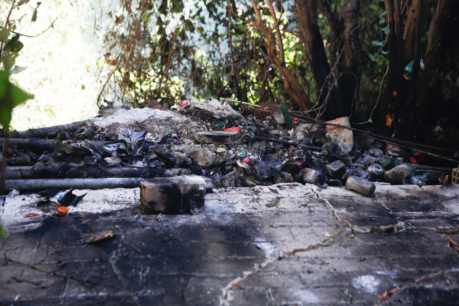 Así ha quedado el callejón quemado de madrugada en la calle Sindicalista Luis Cobos de Algeciras