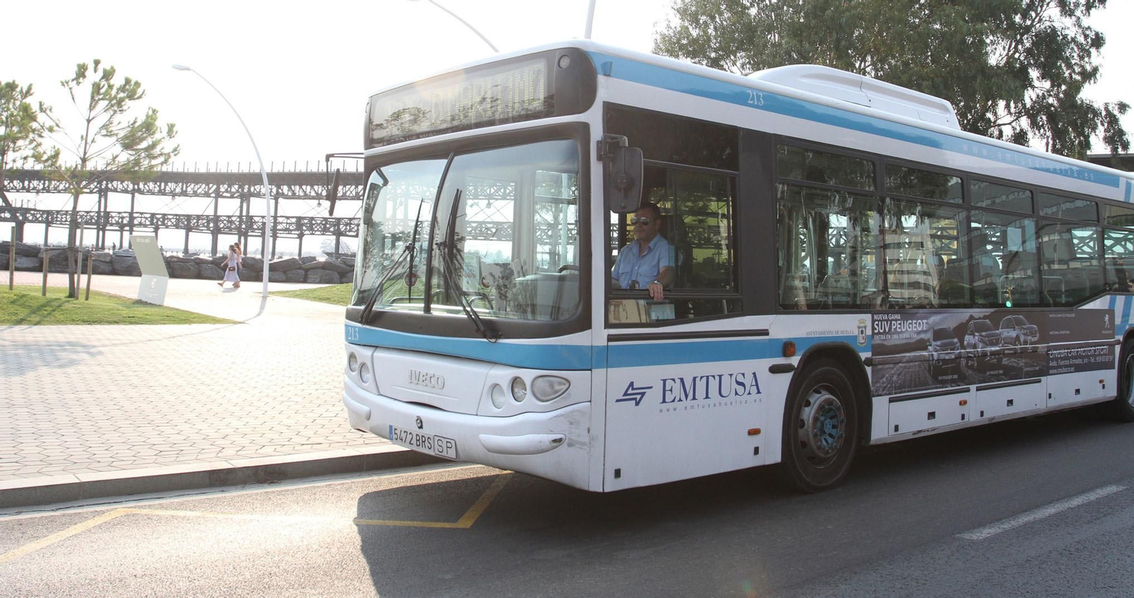 Un autobús de la línea de Emtusa que une al centro y la Punta del Sebo por el paseo Marítimo, con varias paradas intermedias.