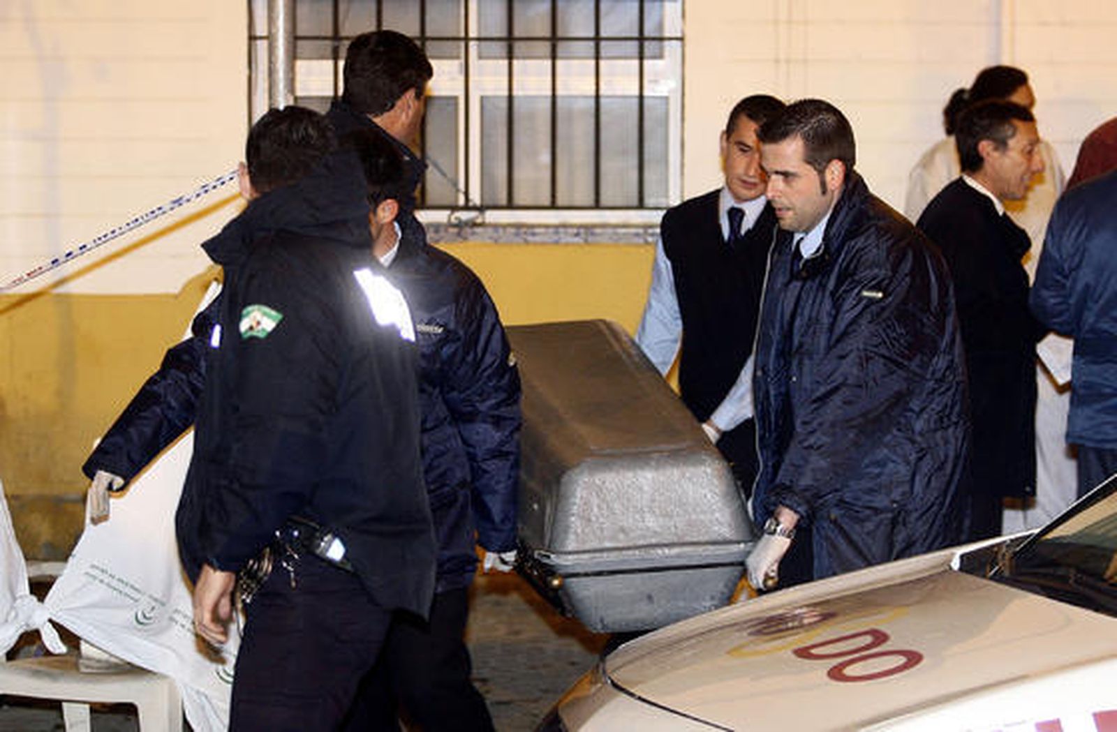 Dos policías locales resultaron heridos durante el desalojo.

Foto: Antonio Pizarro / EFE