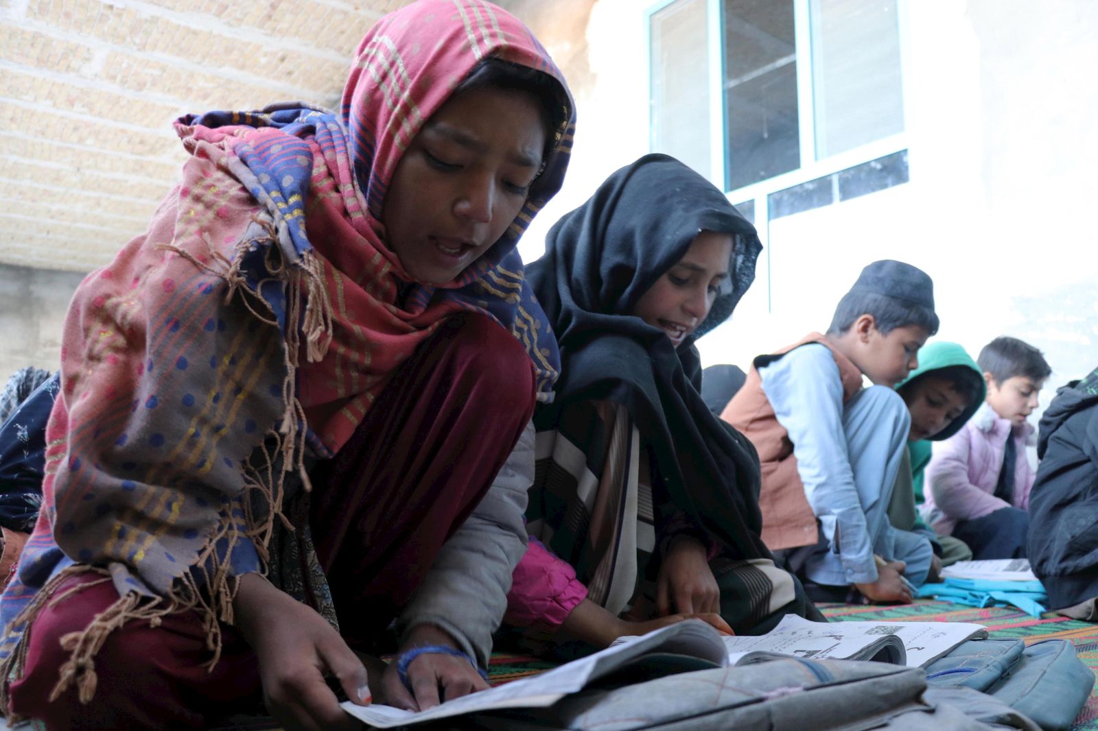 Niñas afganas en clase antes del cierre de los centros fundados por Naciones Unidas.