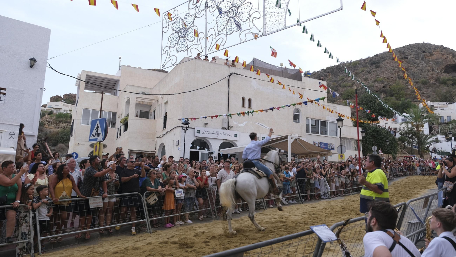 La popular carrera de cintas a caballo de las Fiestas de Mojácar, en imágenes