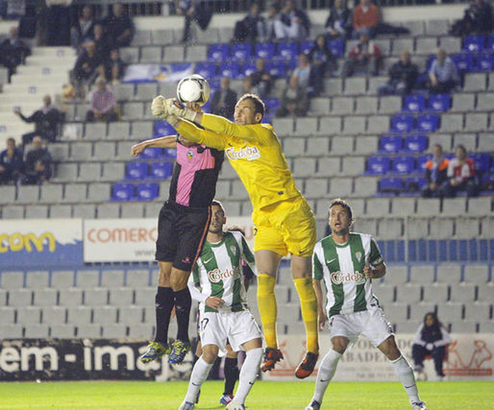 Un tanto en la prórroga y en propia puerta del exblanquiverde Pablo Ruiz mete al CCF en 1/16 de final de la Copa.

Foto: Joma
