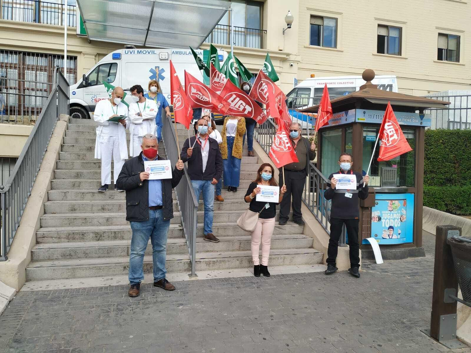 Concentración este lunes en la puerta del Hospital Regional de Málaga.