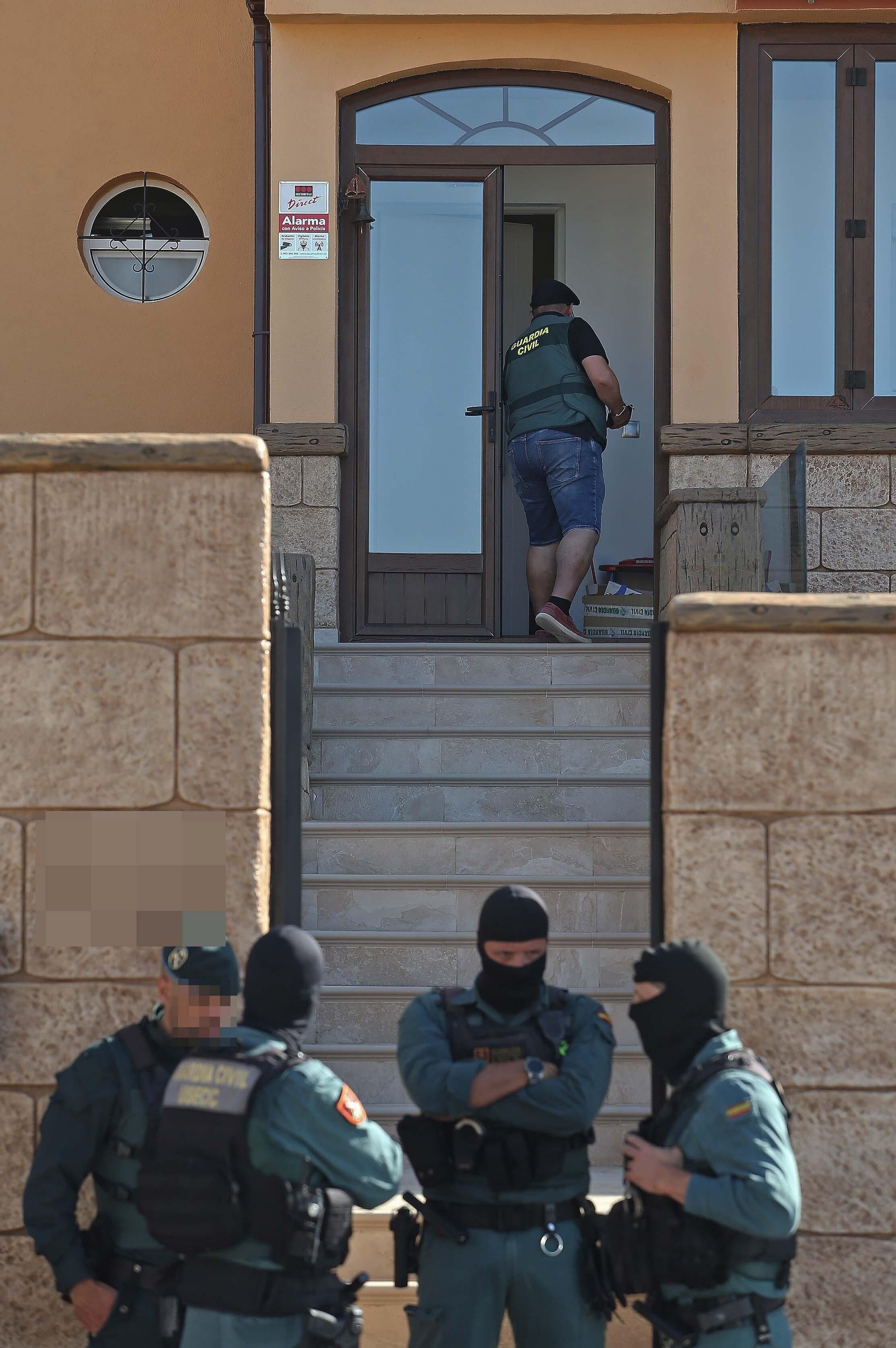 Fotos del registro de la Guardia Civil en Santa Margarita en La Línea