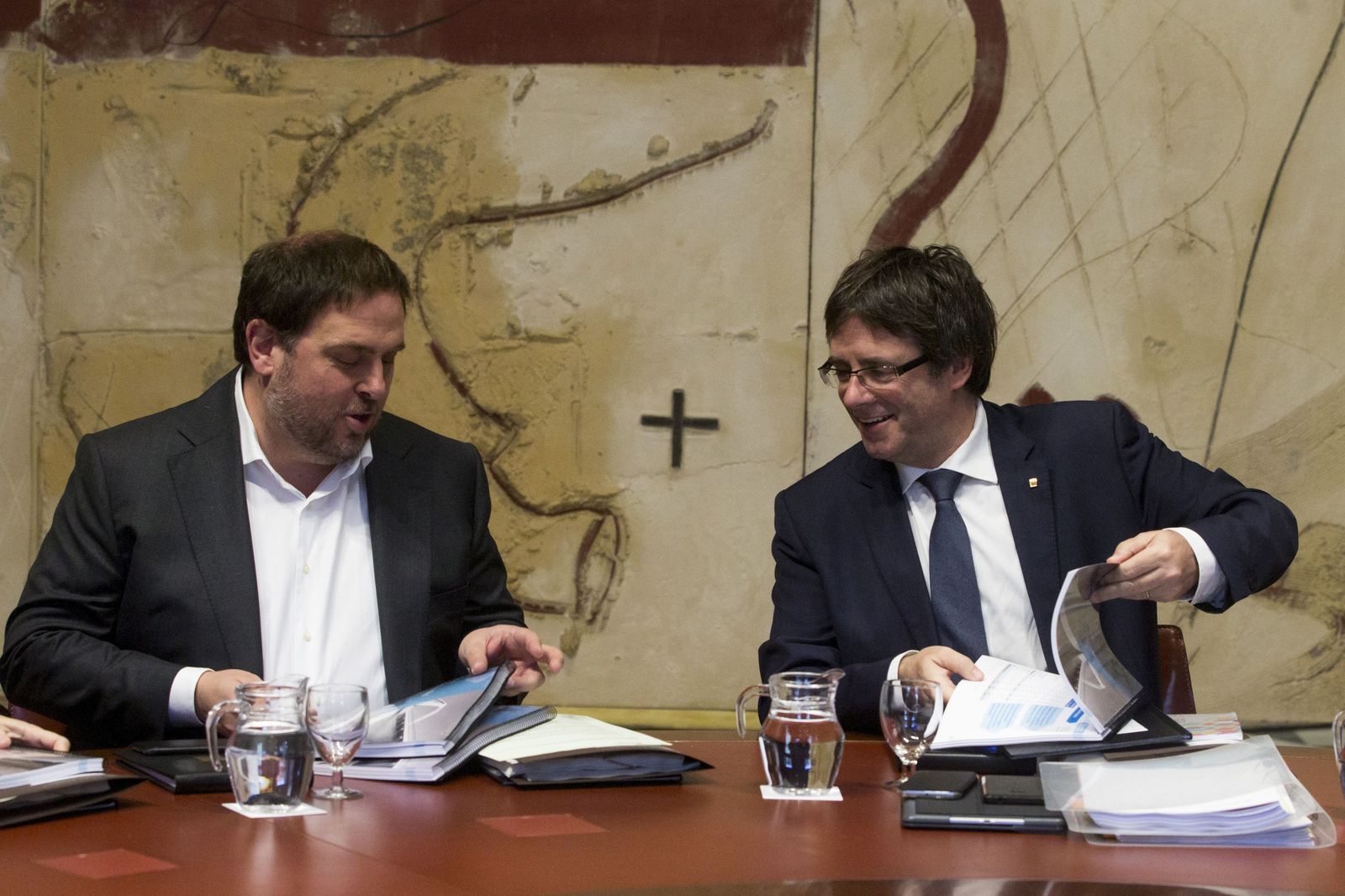Junqueras (i) y Puigdemont (d), con un dossier de los presupuetos catalanes para 2017.