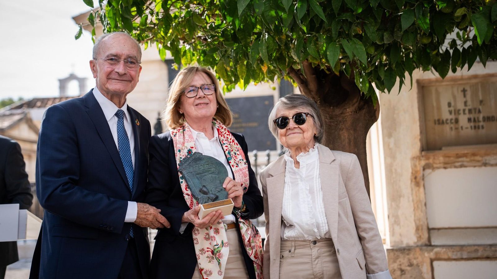 Entrega de reconocimientos en el Cementerio San Miguel con motivo del Día de Todos los Santos