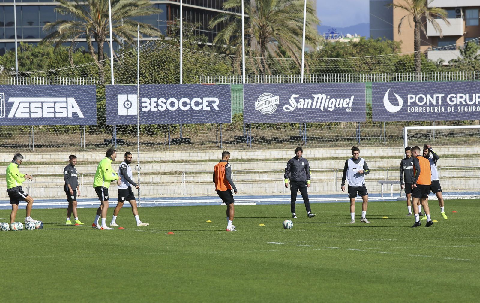 Adrián, Renato Santos y Lombán pisan césped