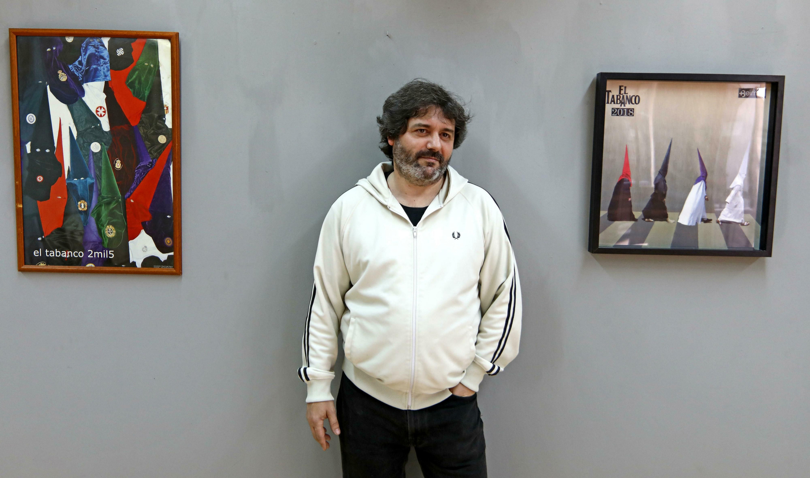 Miguel Ángel Segura posa con algunos de los carteles que se podrán ver en la exposición.